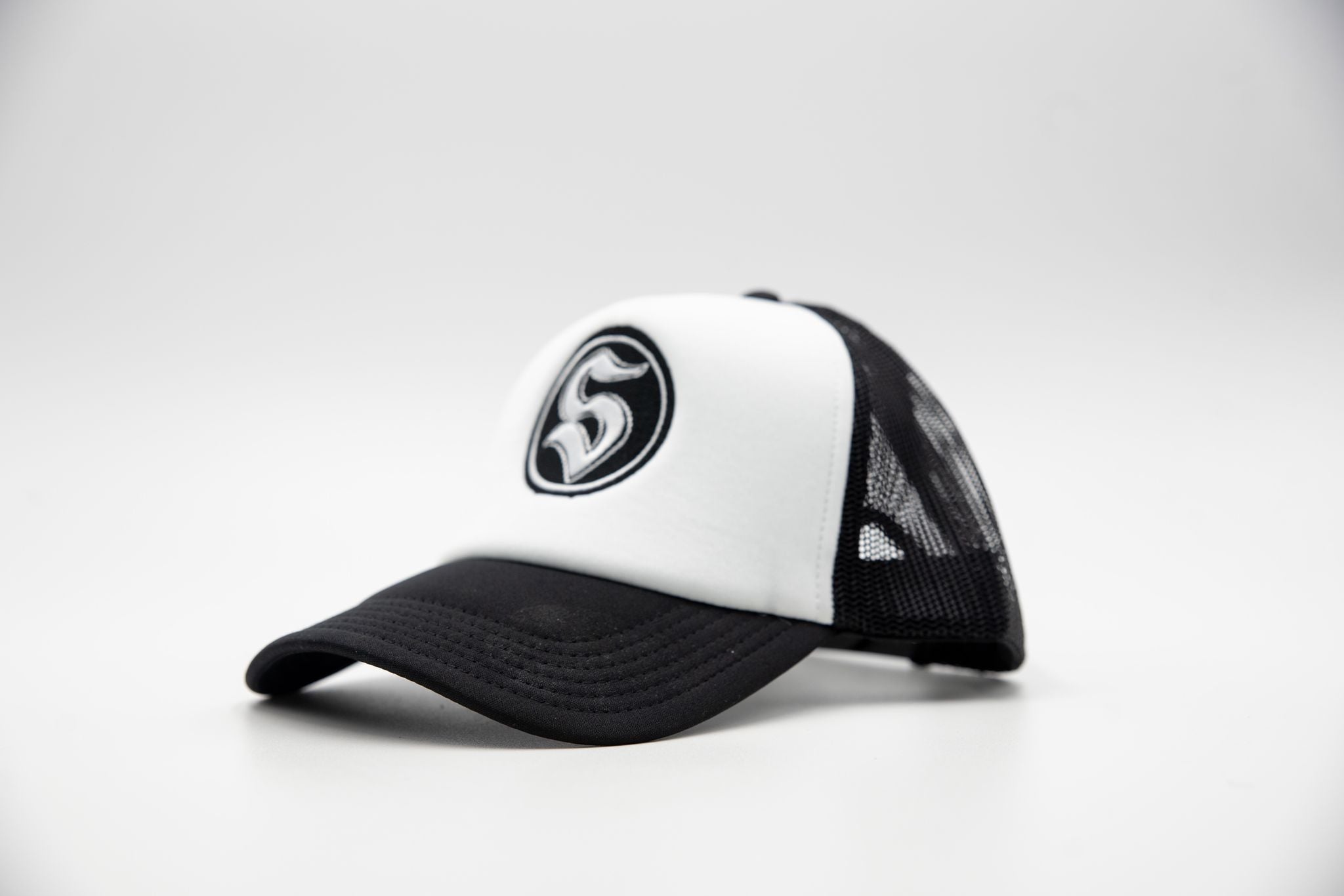 “LOGO” TRUCKER HAT